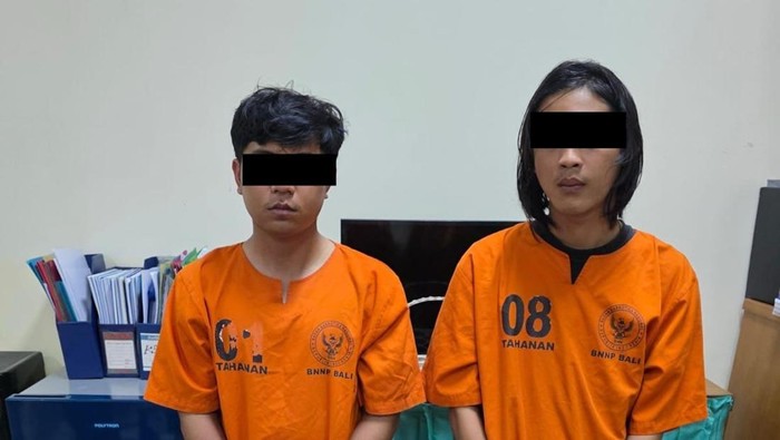 Transaksi Ganja AAM dan NRM ditahan di kantor BNNP Bali setelah bertransaksi paket isi ganja, Rabu (14/5/2025). (Dok BNNP Bali).