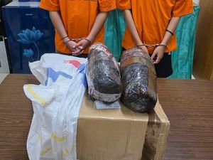 Bisa-bisanya Dua Pria Ini Transaksi 1,9 Kg Ganja di Tengah Pasar Bisa-bisanya Dua Pria Ini Transaksi 1,9 Kg Ganja di Tengah Pasar