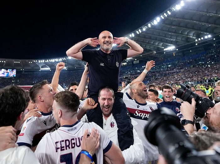 ROME, ITALY - MAY 14: Vincenzo Italiano head coach of Bologna FC carried in triumph by his players during the Coppa Italia Final match between AC Milan and Bologna at Stadio Olimpico on May 14, 2025 in Rome, Italy. (Photo by Danilo Di Giovanni/Getty Images)