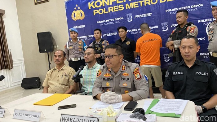 Wakapolres Metro Depok AKBP Prasetyo dikala pertemuan pers penetapan tersangka Tony Simanjuntak (45) selaku Ketua GRIB Jaya Harjamukti. (Devi Puspitasari/detikcom) Wakapolres Metro Depok AKBP Prasetyo dikala pertemuan pers penetapan tersangka Tony Simanjuntak (45) selaku Ketua GRIB Jaya Harjamukti. (Devi Puspitasari/detikcom)