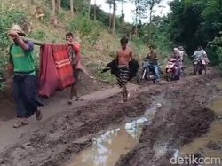 Warga Meang Ditandu dari RS, Jalan Rusak Tak Kunjung Diperbaiki
