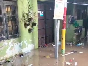 Ciliwung Meluap, Warga 5 RT di Kampung Melayu Jaktim Kebanjiran Ciliwung Meluap, Warga 5 RT di Kampung Melayu Jaktim Kebanjiran