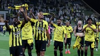 Eks gelandang Liverpool, Fabinho, juga meraih titel liga dengan seragam Al Ittihad. (Foto: Twitter @ittihad_en)