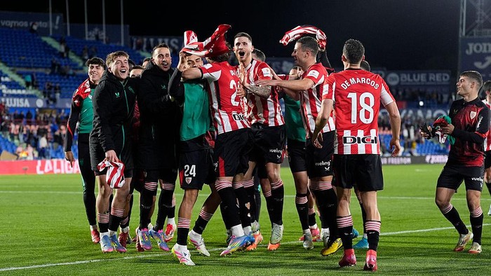 GETAFE, SPAIN - MAY 15: Players of Athletic Club celebrates the victory during the Spanish League, LaLiga EA Sports, football match played between Getafe CF and Athletic Club de Bilbao at Coliseum de Getafe stadium on May 15, 2025, in Getafe, Madrid, Spain. (Photo By Oscar J. Barroso/Europa Press via Getty Images)
