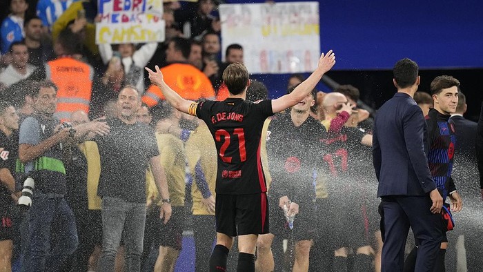 BARCELONA, SPAIN - MAY 15: Barcelona players celebrate after the LaLiga match between RCD Espanyol de Barcelona and FC Barcelona at RCDE Stadium on May 15, 2025 in Barcelona, Spain. (Photo by Jose Breton/Anadolu via Getty Images)