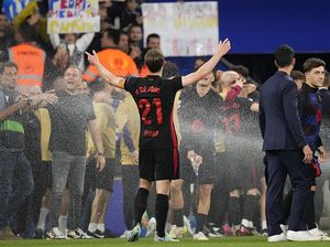 Flick, Mesin Penyemprot Air, dan Selebrasi Barca Flick, Mesin Penyemprot Air, dan Selebrasi Barca