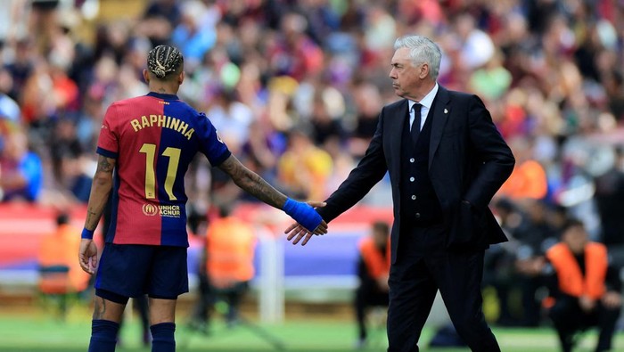Soccer Football - LaLiga - FC Barcelona v Real Madrid - Estadi Olimpic Lluis Companys, Barcelona, Spain - May 11, 2025 Real Madrid coach Carlo Ancelotti shakes hands with FC Barcelonas Raphinha REUTERS/Nacho Doce