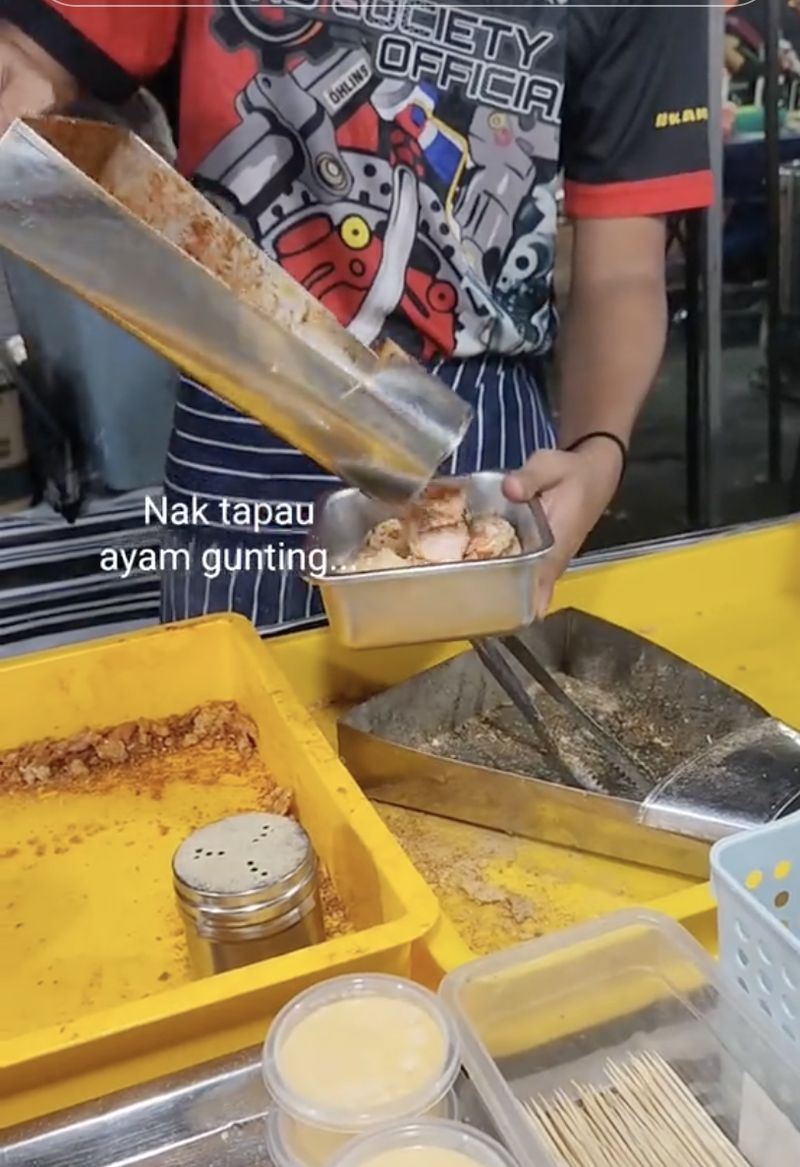 Bawa Wadah Sendiri Saat Jajan di Pasar Malam, Wanita Ini Banjir Pujian