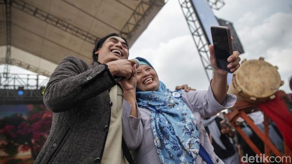 Charly Van Houten Hibur Pengunjung Festival Bangun Desa Bangun Indonesia