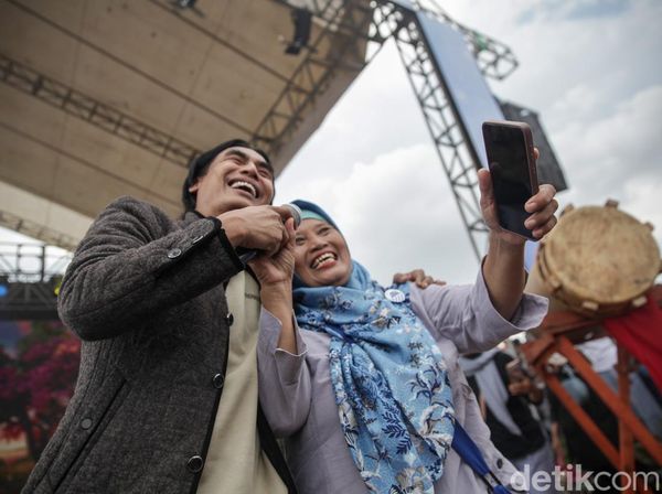 Charly Van Houten Hibur Pengunjung Festival Bangun Desa Bangun Indonesia