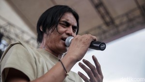 Cara Charly van Houten Cari Inspirasi untuk Ciptakan Lagu