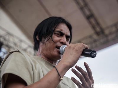Cara Charly van Houten Cari Inspirasi untuk Ciptakan Lagu