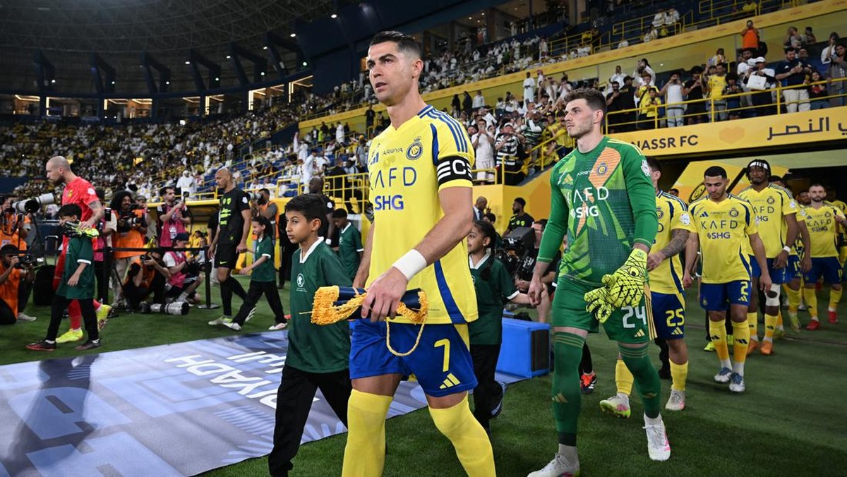 Ronaldo memberi isyarat telah memainkan laga terakhirnya bersama Al Nassr. Foto: REUTERS/Stringer