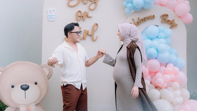 Kabar Terkini Artis dari InsertLive : Perjuangan Danang DA Penuhi Ngidam Unik Istri yang Hamil Anak Pertama