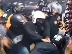 Video: Heboh 2 Remaja Dikeroyok Rombongan Pesilat saat Isi BBM di Madiun