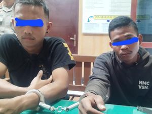 2 Penjambret HP Pelajar di Kretek Diringkus Usai Dikejar Korban dan Warga 2 Penjambret HP Pelajar di Kretek Diringkus Usai Dikejar Korban dan Warga