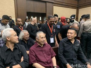 Video: Ganjar, Panda Nababan hingga TB Hasanuddin Hadiri Sidang Hasto Video: Ganjar, Panda Nababan hingga TB Hasanuddin Hadiri Sidang Hasto