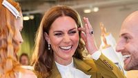 Foto: Kate Middleton Stylish Berjas Victoria Beckham, Kirim Pesan Dukungan