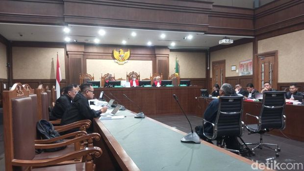 Jaksa KPK mendatangkan penyelidiknya, Arif Budi Raharjo selaku  saksi permasalahan suap terdakwa Hasto Kristiyanto. Kubu Hasto protes. (Mulia/detikcom).