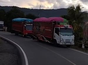 Jalan Trans Sulawesi di Bolaang Mongondow Amblas, Lalin Macet 3 Km Jalan Trans Sulawesi di Bolaang Mongondow Amblas, Lalin Macet 3 Km