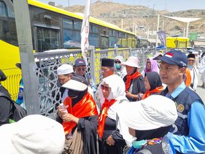 Saat Petugas Haji Jadi Kompas Bagi Jemaah Usai Jumatan di Masjidil Haram