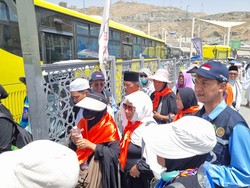 Saat Petugas Haji Jadi Kompas Bagi Jemaah Usai Jumatan di Masjidil Haram