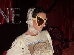 Aksi Berani Julia Fox Pamer Underwear dengan Darah