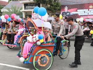 Kapolres Kediri Kayuh Becak Antar 27 Anggota Purna Tugas Kapolres Kediri Kayuh Becak Antar 27 Anggota Purna Tugas
