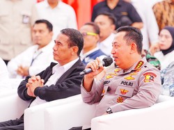 Kapolri dan Mentan Tinjau Gudang Bulog Bone, Sapa Petani dan Bagikan Bantuan