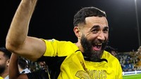 Karim Benzema merayakan gelar juara Liga Arab Saudi bersama Al Ittihad usai mengalahkan Al Raed, Jumat (16/5/2025). (Foto: Twitter @ittihad_en)