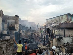 Kebakaran di Jalan Andi Tonro Makassar Hanguskan 7 Rumah-1 Kosan Kebakaran di Jalan Andi Tonro Makassar Hanguskan 7 Rumah-1 Kosan