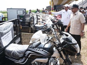 Kementan Salurkan Bantuan Alsintan Senilai Rp5 Miliar di Batang Kementan Salurkan Bantuan Alsintan Senilai Rp5 Miliar di Batang