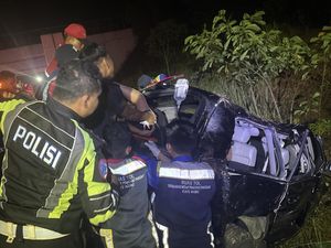 Anggota DPRD Lampung Anak Mantan Gubernur Kecelakaan di Tol, 5 Luka-luka Anggota DPRD Lampung Anak Mantan Gubernur Kecelakaan di Tol, 5 Luka-luka