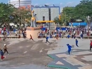 2 Kelompok Pelajar Bentrok-Saling Lempar di Area Eks MTQ Kendari 2 Kelompok Pelajar Bentrok-Saling Lempar di Area Eks MTQ Kendari