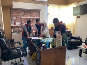 Nyaris Pingsan Saat Diperiksa, Kadinkes Karanganyar Tersangka Korupsi Masuk RS Nyaris Pingsan Saat Diperiksa, Kadinkes Karanganyar Tersangka Korupsi Masuk RS