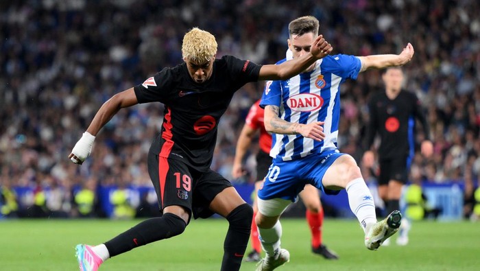 Lamine Yamal BARCELONA, SPAIN - MAY 15: Lamine Yamal of FC Barcelona runs with the ball whilst under pressure from Pol Lozano of RCD Espanyol during the LaLiga match between RCD Espanyol de Barcelona and FC Barcelona at RCDE Stadium on May 15, 2025 in Barcelona, Spain. (Photo by David Ramos/Getty Images)