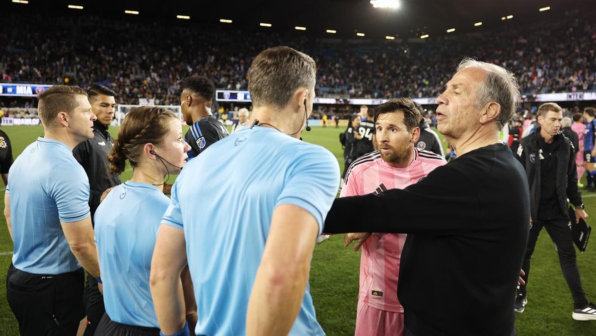 Lionel Messi ditenangkan pelatih San Jose Earthqueakes saat memprotes wasit. (Foto: Getty Images/Ezra Shaw)