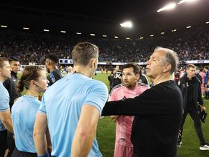 Momen Pelatih Lawan Cegah Messi Kena Kartu Merah Momen Pelatih Lawan Cegah Messi Kena Kartu Merah