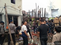Warga Histeris Saksikan Rumahnya Kebakaran di Jalan Andi Tonro Makassar