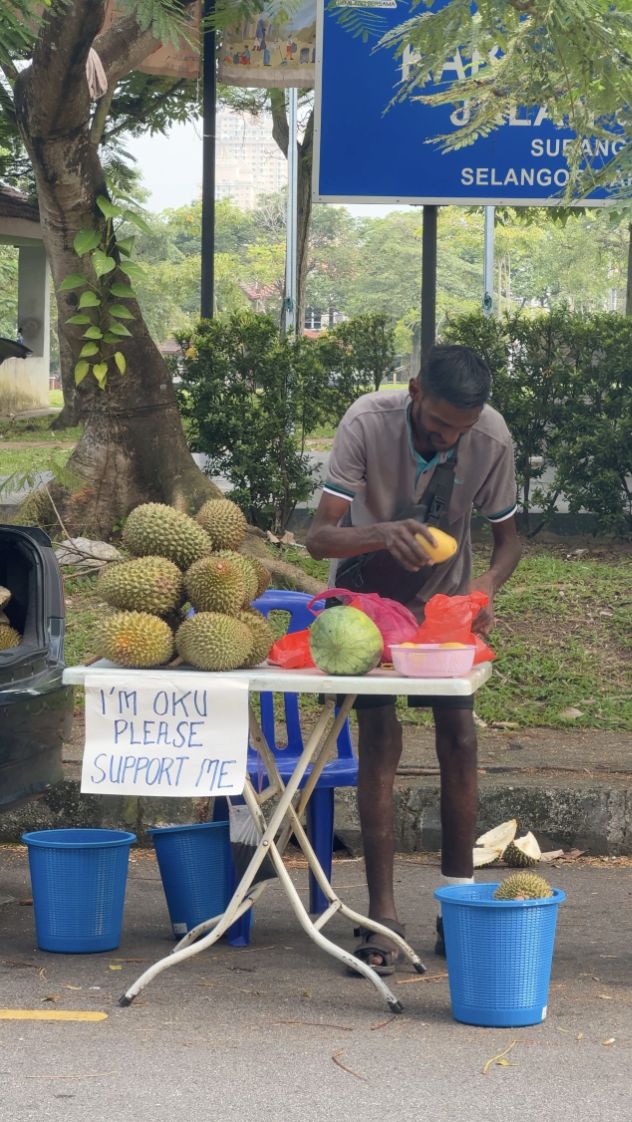 Mantan Detektif Jualan Durian Demi Bantu Pengobatan Ibunya