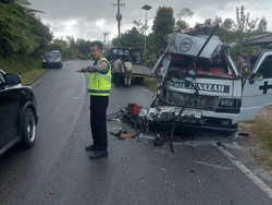 Mobil Jenazah Tabrak Truk di Humbahas, Sopir Tewas