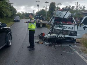 Mobil Jenazah Tabrak Truk di Humbahas, Sopir Tewas Mobil Jenazah Tabrak Truk di Humbahas, Sopir Tewas