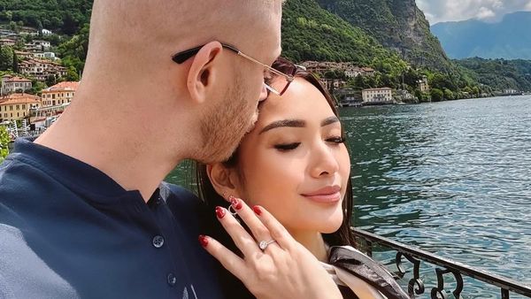 Sweet! Natascha Germania Dilamar Pacar Bule di Tengah Danau Como