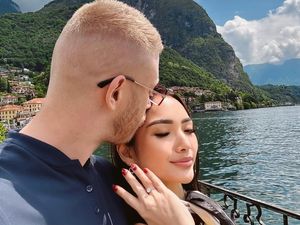 Sweet! Natascha Germania Dilamar Pacar Bule di Tengah Danau Como