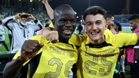 NGolo Kante (kiri) turut merasakan gelar juara Saudi Pro League bersama Al Ittihad. (Foto: Twitter @ittihad_en)