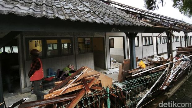 Pembongkaran kelas Sekolah Luar Biasa Negeri (SLBN) A Pajajaran Kota Bandung