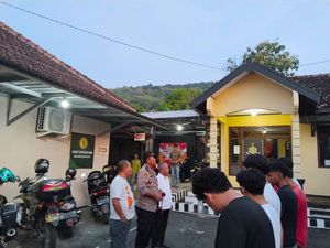 Viral Kapolsek di Pati Bawa Sajam-Jemput Warga, Ternyata Tangkap Pelaku Tawuran Viral Kapolsek di Pati Bawa Sajam-Jemput Warga, Ternyata Tangkap Pelaku Tawuran