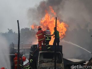 Salin BBM Mobil ke Drum Diduga Pemicu Kebakaran Gudang Minyak Ilegal di Jambi Salin BBM Mobil ke Drum Diduga Pemicu Kebakaran Gudang Minyak Ilegal di Jambi