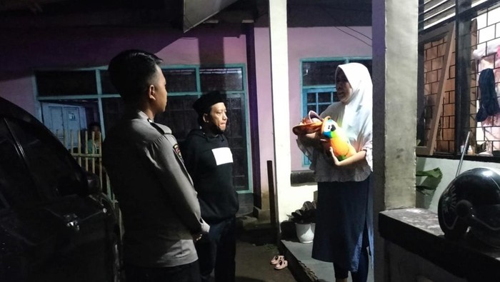 Polisi bareng  bidan desa mengamankan bayi wanita yang didapatkan di Masjid Masbagik Timur, Jumat (16/5/2025). (Humas Polres Lombok Timur).