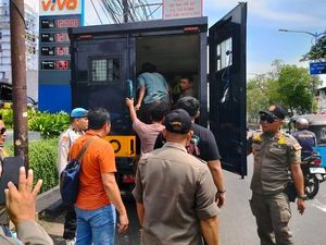 Penertiban Atribut Ormas di Jakbar, 10 Jukir Liar Turut Diamankan